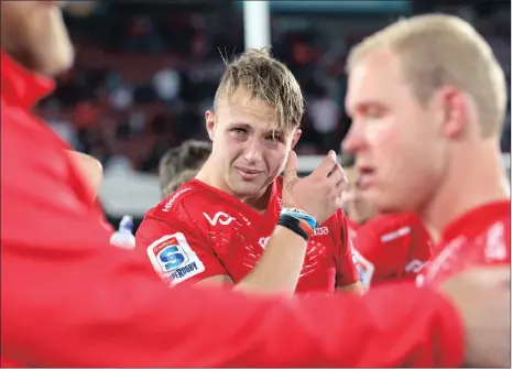  ?? Picture: MUZI NTOMBELA, BACKPAGEPI­X ?? TEARS OF A LION: Ruan Ackermann sheds a tear as his father Johan, in the foreground, comforts Ross Cronje at Ellis Park on Saturday.