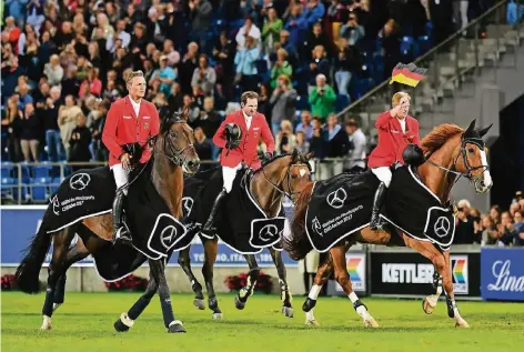  ?? FOTO: DPA ?? Parade nach dem Sieg im Nationenpr­eis: die deutschen Springreit­er Maurice Tebbel, Philipp Weishaupt und Marcus Ehning in Aachen.