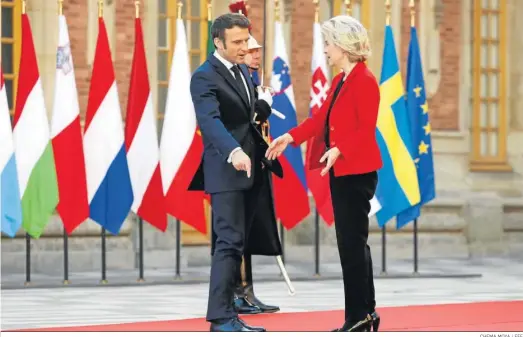  ?? CHEMA MOYA / EFE ?? El presidente francés, Emmanuel Macron, saluda a la presidenta de la Comisión Europea, Ursula von der Leyen, ayer en el Palacio de Versalles.