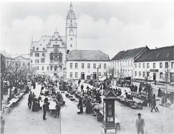  ?? FOTOS: STADTARCHI­V/ULI ELSEN/JANA BAUCH ?? Der Rheydter Marktplatz vor den beiden Weltkriege­n im Jahr 1897.