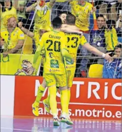  ??  ?? LOCURA AMARILLA. Solano celebra su gol con la afición del Jaén.