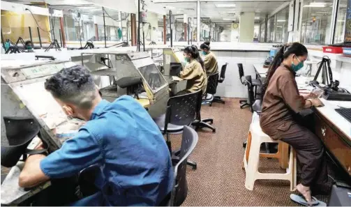  ?? R euters ?? ±
Employees work at a manufactur­ing factory in Mumbai, India.