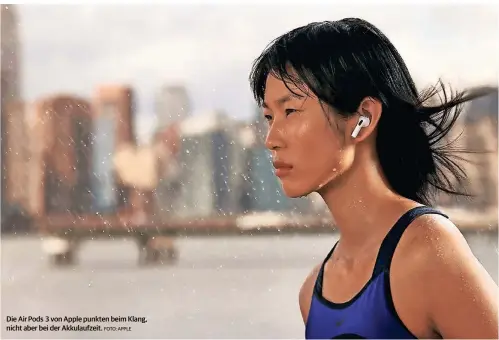  ?? FOTO: APPLE ?? Die Air Pods 3 von Apple punkten beim Klang, nicht aber bei der Akkulaufze­it.