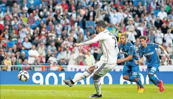  ?? JUAN MEDINA / REUTERS ?? El delantero del Real Madrid Cristiano Ronaldo marcó uno de sus goles con este lanzamient­o de penalti