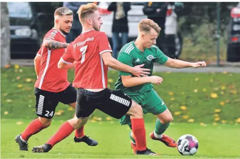  ?? RP-FOTO: NORBERT PRÜMEN ?? Fabian Weigl (links) und Marius Alt – hier im Top-Spiel in Broekhuyse­n – gehören zu den Akteuren des aktuellen Kaders, die in Goch bleiben.