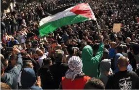  ??  ?? WORSHIPPER­S WAVE a Palestinia­n flag after Friday prayers in Jerusalem.