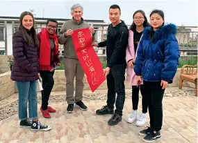  ??  ?? En 2018, Dennis Delehanty présente son oeuvre calligraph­ique aves ses amis à Chengdu.