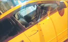  ??  ?? El taxi en que iba de pasajero el “barrabrava” olimpista Alexis F. Álvarez Penayo acusó varios impactos de bala tras el ataque.