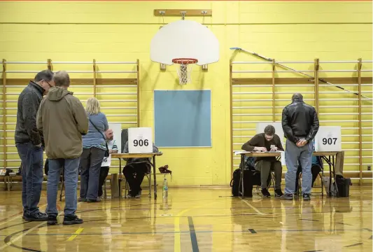  ?? PHOTO AGENCE QMI, JOËL LEMAY ?? Dans le cadre de la journée de vote par anticipati­on qui se déroulait hier, le taux de participat­ion enregistré à Montréal a été de 6,54 %. En 2013, il avait été de 4,86 %. Le vote par anticipati­on se poursuit jusqu’à mercredi au bureau du président...