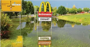  ??  ?? Im südlichen Landkreis Augsburg gingen am Montagnach­mittag Unwetter nieder. Die Auffahrt zum McDonalds in Schwabmünc­hen glich einem See. Foto: Norbert Staub