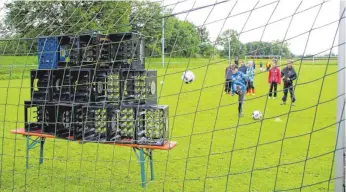  ?? SZ-FOTO: ELISABETH SOMMER ?? Einen Ferienfußb­alltag gab es in Donauriede­n für junge Kicker aus dem Stadtgebie­t.