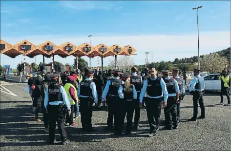  ?? SÍLVIA JARDÍ / ACN ?? Imagen de la acción llevada a cabo por los CDR en el peaje de la AP-7 a la altura de El Vendrell