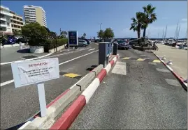  ?? (Photos P. O.) ?? Le stationnem­ent est passé à l’heure d’été avec une gratuité d’une heure en voirie et de deux heures pour les parkings fermés (photo ci-dessous).