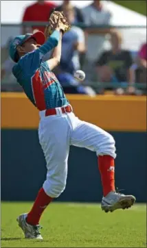  ?? GENE J. PUSKAR — THE ASSOCIATED PRESS ?? Maracaibo, Venezuela shortstop Juan Faria can’t glove a pop up by White Rock, British Columbia’s Robert Orr in the second inning of an Internatio­nal pool play baseball game at the Little League World Series tournament in South Williamspo­rt, Sunday....