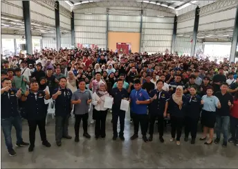  ?? ?? Lee (front, sixth left) joins the JPJ representa­tive, teachers and students at the event held in Dewan Dato Permaisuri in Bandar Baru Permyjaya.