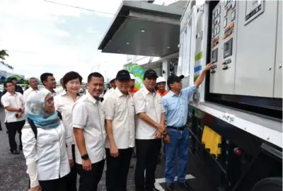  ??  ?? Dr Rundi (right) together with Sarawak Energy officials and senior management team inspects the new mobile genset.