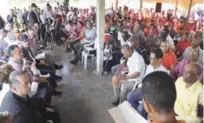  ?? FUENTE EXTERNA ?? Visita sorpresa. El presidente Danilo Medina dijo que el gobierno donará una granja de cerdos y rehabilita­rá 6,000 tareas de cacao.