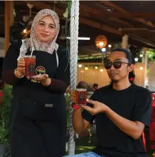  ?? — Bernama photo ?? Yusnira and her husband feel that selling their teh-O at 50 sen a cup is the best way to repay the good deeds of their customers and friends who had helped them so much when they faced difficulti­es.