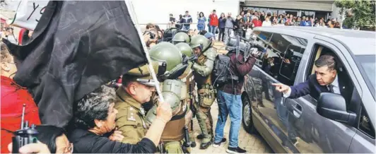  ??  ?? El Presidente viajó ayer a la zona. Al abandonar el Hospital de Quintero, enfrentó el reclamo de los vecinos.