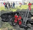  ?? Foto: ÚMČ Praha 14 ?? Průzkum
Podzemní prostory včera prozkoumal­i báňští záchranáři (na snímku).