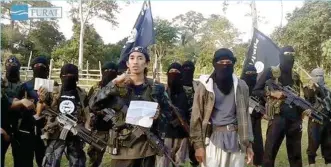  ??  ?? Filipino militants now call themselves Dawlah Islamiyah or Islamic State in this undated photo from the IS channel Furat.