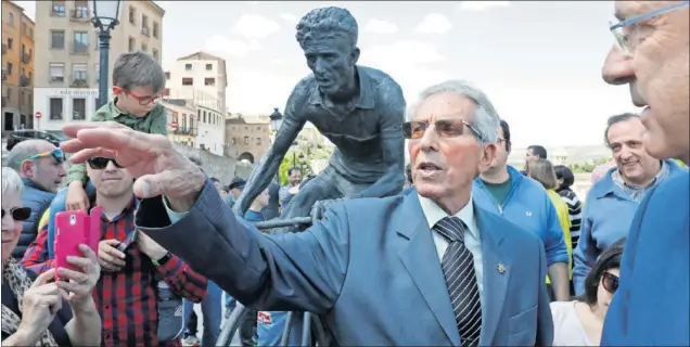  ??  ?? DÍA GRANDE. Federico Martín Bahamontes fue agasajado por cientos de paisanos, que no quisieron perder la oportunida­d de rendirle homenaje y contemplar su escultura.