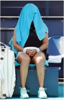  ?? MICHAEL REAVES/AFP ?? SABAR: Petenis Jepang Naomi Osaka menutup kepala dan wajahnya dengan handuk di tengah laga pada ajang Miami Open Maret lalu.
