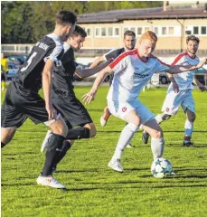  ?? FOTO: NIKLAS KESENHEIME­R ?? Lange Zeit ist die Partie zwischen dem SV Kehlen (dunkles Trikot) und Weingarten ausgeglich­en. Dann machen die Gastgeber einen entscheide­nen Fehler.