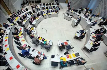  ?? Foto: dpa/Jens Büttner ?? Blick in den neuen Plenarsaal des Landesparl­aments von Mecklenbur­g-Vorpommern