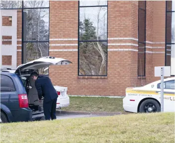  ?? PHOTO D’ARCHIVES ?? Le 28 avril 2015, L’UPAC a mené une perquisiti­on dans les locaux des entreprise­s de Dominic Cayer, à Blainville, dans le cadre d’une enquête sur l’octroi des contrats publics.