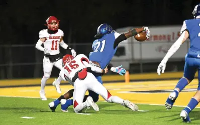  ?? (Photo by Kevin Sutton) ?? Hooks running back Keyshawn Walls (21) reaches out to score one of his two touchdowns against Harmony in a Class 3A area football playoff Friday night at Mount Pleasant, Texas. The Hornets lost 37-23.