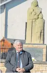  ?? Pictures: Kenny Smith. ?? Top: Rab Mckenzie, Valleyfiel­d Heritage chairman, and Councillor Bobby Clelland lay a wreath. Above: NUM president Nicky Wilson.