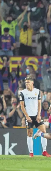  ?? FOTO: EFE ?? Ansu Fati celebra el gol que le marcó al Valencia, el segundo esta temporada tras el que anotó en su regreso ante el Levante. El delantero mantiene su olfato goleador y su efectivida­d de cara a portería tras varios meses de lesión y así lo ha demostrado en los partidos que ha jugado