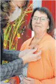  ?? FOTO: EVA WINKHART ?? Für ihre besonderen Verdienste bekam Gunda Buck aus Ertingen von der Präsidenti­n Juliane Vees eine Biene ans Revers gesteckt.