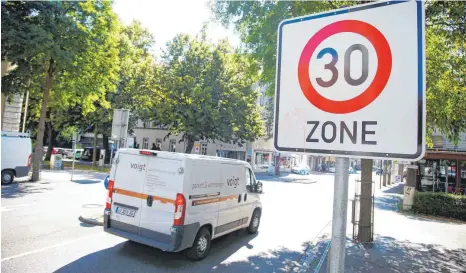  ?? FOTO: ALEXANDER KAYA ?? Dieses Zone-30-Schild in der Frauenstra­ße ist rechtswidr­ig – und soll den Plänen der Stadt zufolge dennoch vorerst stehen bleiben.