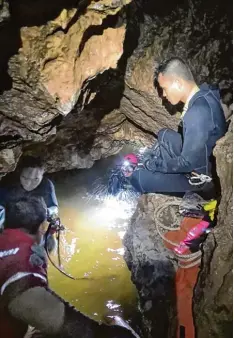  ?? Foto: XinHua, dpa ?? Das Wasser in der riesigen Tham Luang Höhle ist sehr trübe. Und das ist nicht das einzige Problem, das sich ergeben würde, wenn die Fußballman­nschaft nach einem Schnellkur­s die Höhle tauchend verlassen wollte.