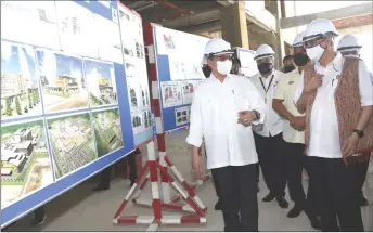  ?? — Photo by Penerangan ?? (Front, from right) Ismail Sabri being accompanie­d by Abang Johari and others during the site visit.