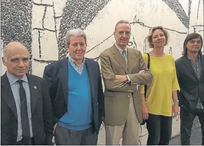  ?? LLUCIA RAMIS ?? Queríamos un
Calatrava. De izquierda a derecha: Lluís Comerón, Jorge Herralde, Llàtzer
Moix, Julia Schulz-Dornburg y Jacinto Antón