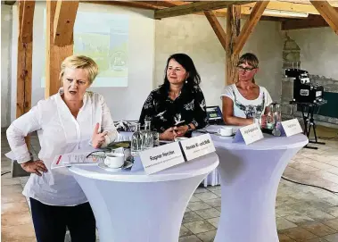  ?? FOTO: KAI MUDRA ?? Die frühere Bundesumwe­ltminister­in Renate Künast sowie Thüringens Umweltmini­sterin Anja Siegesmund (beide Grüne) und Ines Kinsky vom Fördernetz­werk „Leader“(v.l.n.r.) diskutiert­en gestern mit Landwirten in Groschwitz.