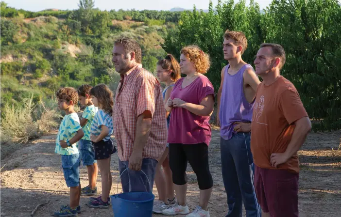  ?? FOTO: LLUIS TUDELA ?? ■ Isaac Rovira, Joel Rovira, Albert Bosch, Josep Abad, Ainet Jounou, Anna Otin, Xènia Roset och Jordi Pujol Dolcet är en familj som levt på att plocka persikor i en liten by i Katalonien.