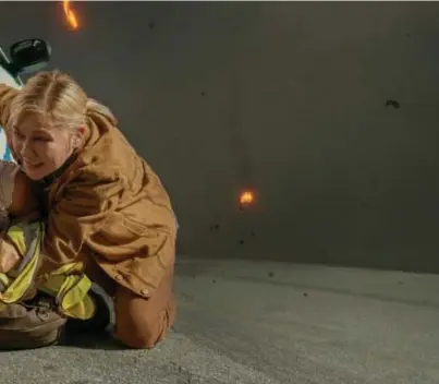  ?? ?? In Civil war speelt Kirsten Dunst de rol van oorlogsfot­ografe.