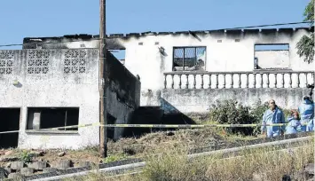  ?? Pictures: THEMBINKOS­I DWAYISA ?? CHARRED RUIN: The Chatsworth house that was gutted by fire in the early hours of Friday, claiming the lives of a family of seven