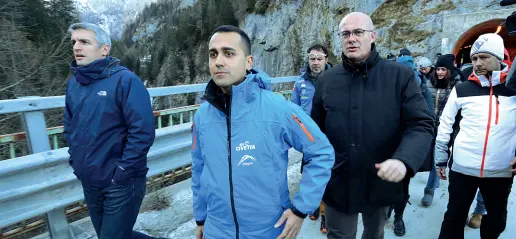  ?? Un anno fa ?? Luigi Di Maio, allora vice premier, visita i luoghi colpiti dalla tempesta Vaia insieme al consiglier­e regionale Jacopo Berti e all’oggi ministro Federico D’Incà