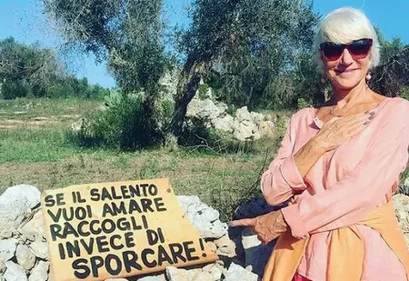  ??  ?? La battaglia L’attrice britannica mostra il cartello contro chi sporca le campagne del Salento