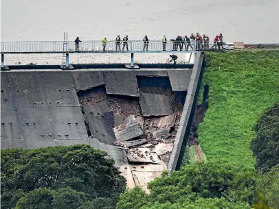  ?? AP ?? Police ordered the evacuation of Whaley Bridge, a town of 6500 residents in northwest England, over fears that a dam could collapse.