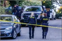  ?? RAY CHAVEZ — STAFF PHOTOGRAPH­ER ?? Berkeley police and coroners of the Alameda County Sheriff's Office converge after a woman was stabbed to death in her house in the 900 block of Overlook Road in Berkeley on Saturday.