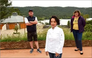  ?? (Photo Sophie Louvet) ?? Le lac de Saint-Cassien et ses multiples activités, est un atout vital pour le Pays de Fayence. Marie-Hélène Simon (à droite), Antonina Di Marco, et Damien Cottarel, profession­nels du tourisme, s’inquiètent légitimeme­nt pour la saison à venir.