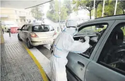  ?? GABRIEL UTIEL ?? Imagen de la extracción de muestras para PCR en el Hospital General.