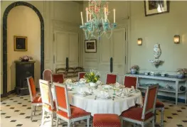  ??  ?? George Sand aimait recevoir des invités aussi prestigieu­x que Balzac, Delacroix, Chopin ou Flaubert dans la maison de Nohant héritée de sa grand-mère. Photo : la salle à manger.