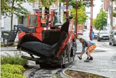  ?? Foto: Marcus Merk ?? Die roten Markierung­en der Radwege in der Augsburger und Donauwörth­er Straße in Gersthofen wurden auf neuem Asphalt nun weiß markiert.